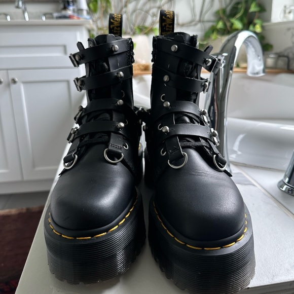The great frog x Dr Martens collab. RARE** - Picture 2 of 7